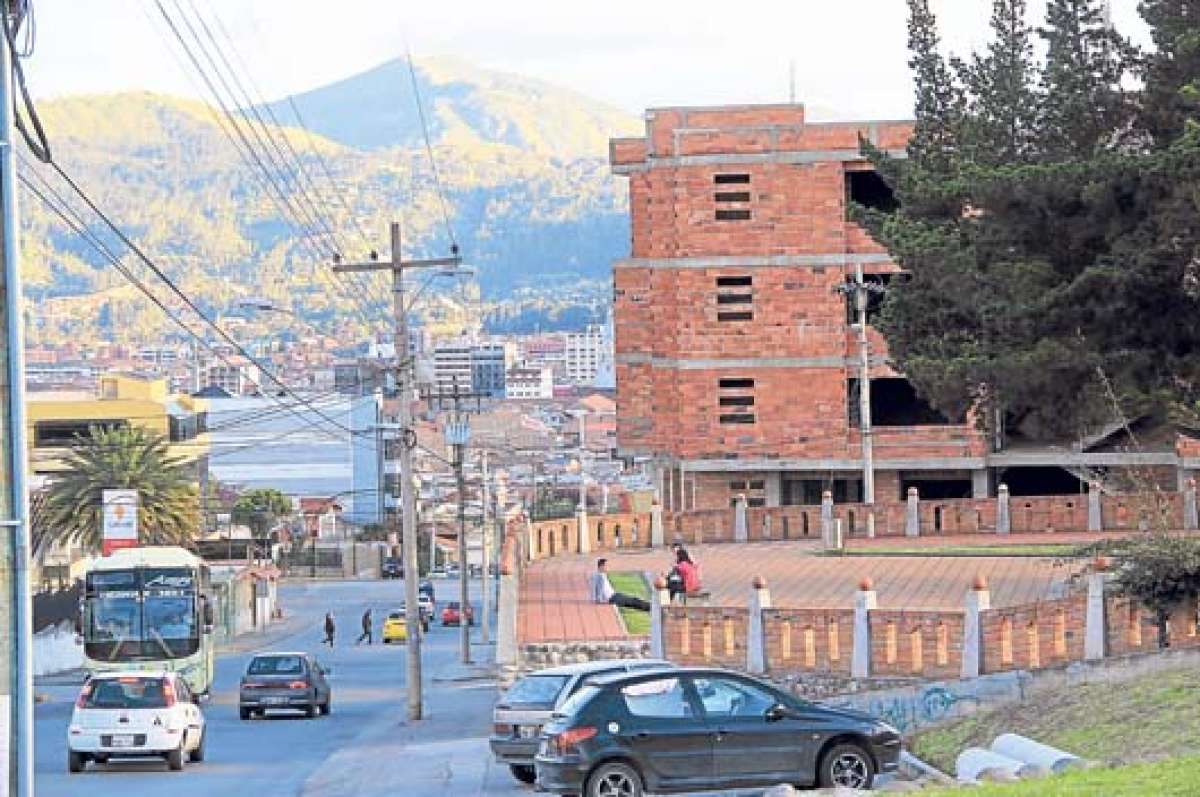 En 2013, en el sector de Cristo Rey de Cullca, se levant&oacute; un edificio de cuatro pisos que tapa la visibilidad paisajista. El propietario contaba con los permisos. Foto: Jos&eacute; Luis Llivisaca.