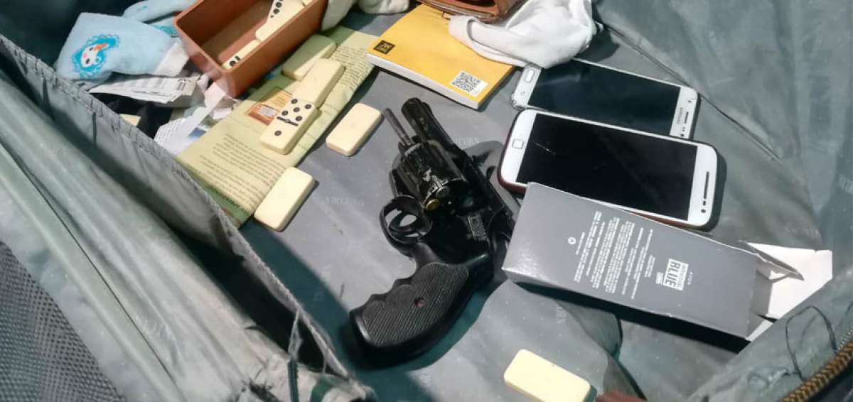 En una maleta encontrada durante el allanamiento hab&iacute;a un arma y dos celulares que estaban reportados como robados.
