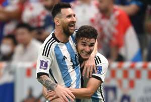 Lionel Messi (izq.) marcó su undécimo tanto en los mundiales con Argentina. 