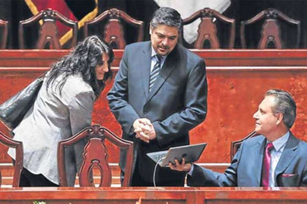 En el Sal&oacute;n Jos&eacute; Mej&iacute;a Lequerica, de la Asamblea Nacional, Carlos Ochoa (derecha) muestra su computadora  a Patricio Barriga (izquierda).  FOTO: JOHN GUEVARA.
