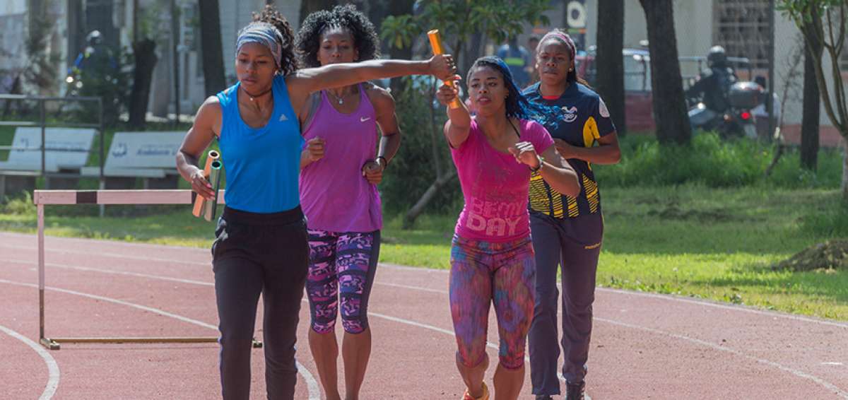  &Aacute;ngela Tenorio (izq.), Marizol Land&aacute;zuri, Romina Cifuentes y Yuliana Angulo, durante una pr&aacute;ctica de la posta.