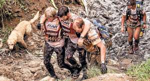 Staffan Bj&ouml;rklund (izq.) y Simon Niemi ayudan a Mikael Lindnord a avanzar por el fango. Junto a ellos caminan el perro Arthur y Karen Lundgren, los otros miembros del equipo Peak Performance de Suecia. Foto: Krister Goransson.