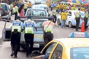 Agentes de la CTE empujaron a un veh&iacute;culo que se qued&oacute; da&ntilde;ado la tarde del mi&eacute;rcoles en los alrededores del estadio Monumental. Foto:  Miguel Castro / El Tel&eacute;grafo
