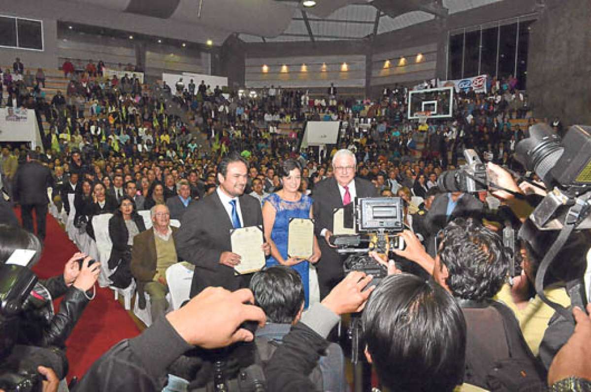 Pa&uacute;l Carrasco (izq), prefecto reelecto del Azuay y Marcelo Cabrera (der.), alcalde de Cuenca, ya recibieron sus credenciales en d&iacute;as pasados. Foto: Jos&eacute; Luis Llivisaca/ El Tel&eacute;grafo