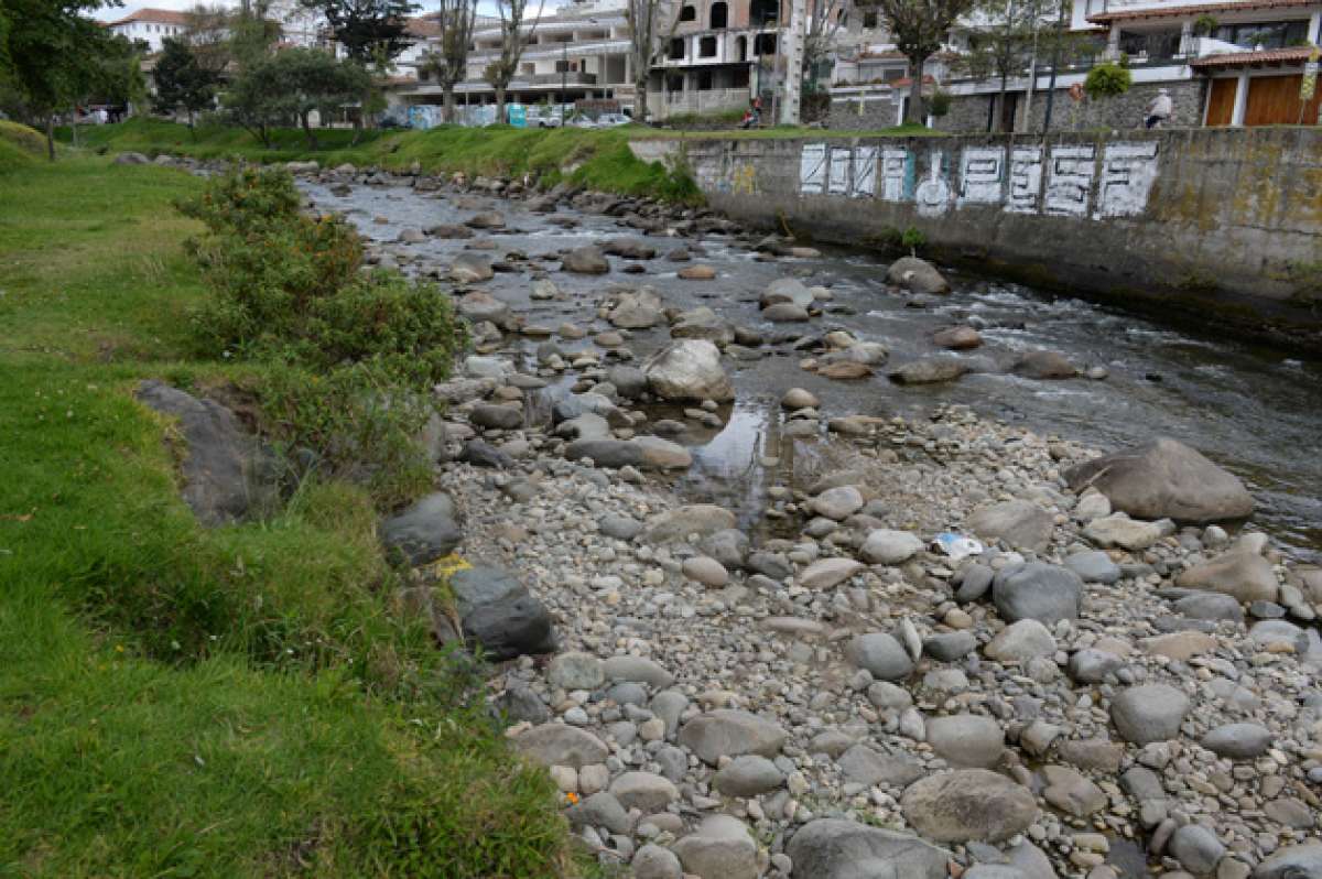 La falta de lluvias m&aacute;s de 3 semanas ha causado que baje el caudal de los r&iacute;os en Cuenca. Foto:  Fernando Machado / El Tel&eacute;grafo