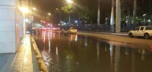 Algunas calles aleda&ntilde;as al Malec&oacute;n Sim&oacute;n Bol&iacute;var se inundaron por algunos minutos. 