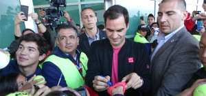 Esteban Castro (izq.) cumpli&oacute; su sue&ntilde;o de tomarse una selfie y obtener un aut&oacute;grafo del suizo Roger Federer.