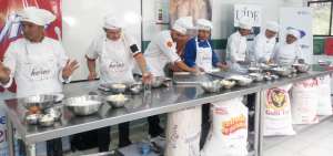 Los participantes se alistan con todos sus utensilios, vestimenta especial, y sus respectivos conocimientos sobre la &oacute;ptima preparaci&oacute;n del pan ecuatoriano.