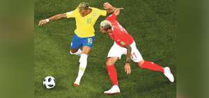 El delantero Neymar, de Brasil, conduce el bal&oacute;n ante la marca intensa del suizo Valon Behrami, durante el partido disputado este domingo 17 de junio en Rostov.