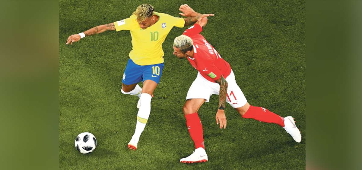 El delantero Neymar, de Brasil, conduce el bal&oacute;n ante la marca intensa del suizo Valon Behrami, durante el partido disputado este domingo 17 de junio en Rostov.
