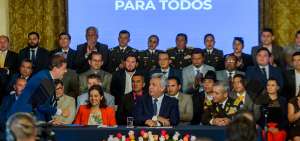 El presidente Len&iacute;n Moreno solemniz&oacute; la firma de convenios entre el Ministerio de Gobierno y los 53 municipios.