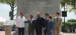 Jaime Nebot en la develaci&oacute;n de la escultura en honor al exdiplom&aacute;tico, poeta y catedr&aacute;tico Antonio Parra Velasco.