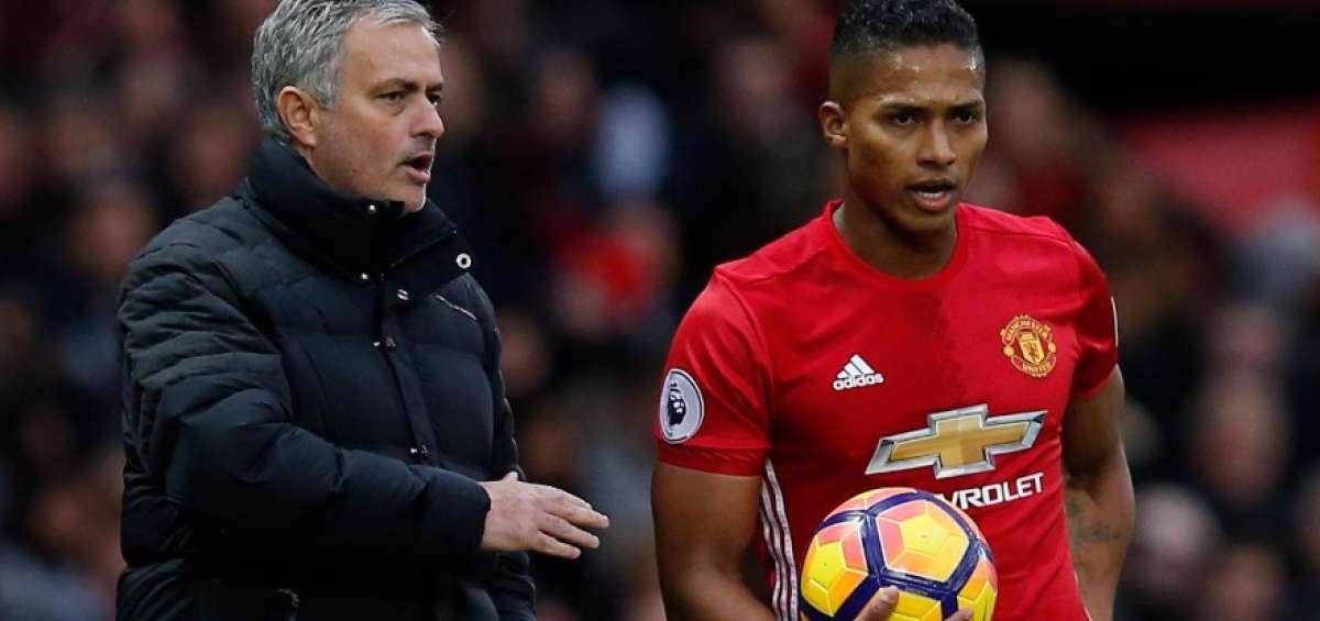 Jos&eacute; Mourinho (izq.) -director t&eacute;cnico del Manchester United- le da instrucciones al ecuatoriano Antonio Valencia, durante un encuentro de la Premier League.