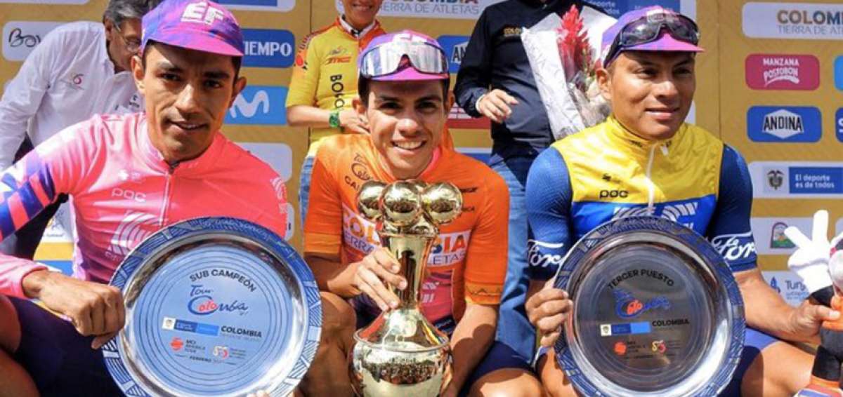 El ganador del Tour Colombia, Sergio Higuita (c), junto a sus compa&ntilde;eros Daniel Mart&iacute;nez (i) y el ecuatoriano Jonathan Caicedo, que lograron el podio.