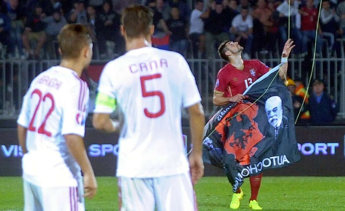 Los incidentes se produjeron en el minuto 41, cuando un drone cruz&oacute; el estadio con una bandera que dec&iacute;a "Gran Albania". Foto: AFP