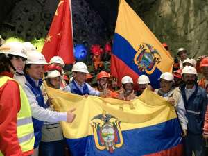 El vicepresidente de la Rep&uacute;blica, Jorge Glas, sostienen la bandera del Ecuador junto con empleados de la obra. Foto tomada del Twitter de la Vicepresidencia.