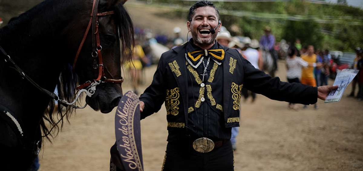 Un chonero y su caballo deleitan en los rodeos montuvios