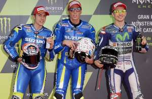 Maverick Vi&ntilde;ales (c) y Aleix Espargar&oacute; (i), ambos con Suzuki, lograron los mejores tiempos en la tercera y &uacute;ltima sesi&oacute;n de entrenamientos libres de MotoGP. Foto: Agencia AFP