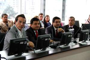 El prefecto Jimmy Jairala junto al presidente de la Comisi&oacute;n Provincial de L&iacute;mites, Xavier Sandoval, y el procurador s&iacute;ndico, Milton Carrera. Foto: Cortes&iacute;a