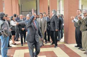 El rector Fernando Semp&eacute;rtegui saluda con los funcionarios de la Universidad Central. Foto: &Aacute;lvaro P&eacute;rez