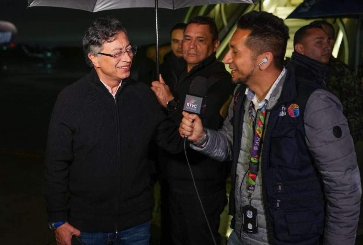 El presidente colombiano, Gustavo Petro, ofreciendo declaraciones este domingo, antes de viajar a EE. UU., en Bogot&aacute;. 