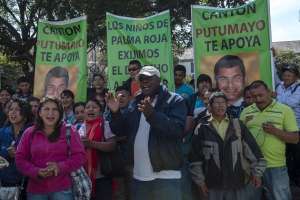 Los padres de familia no quieren que se cierren los establecimientos educativos del cant&oacute;n Putumayo. Foto: Andr&eacute;s Darquea/ EL TEL&Eacute;GRAFO. 