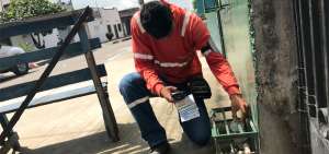Jos&eacute; Vera, empleado de la EPAM, tendr&aacute; a su cargo la toma de lectura de los medidores de agua potable en el puerto de Manta.