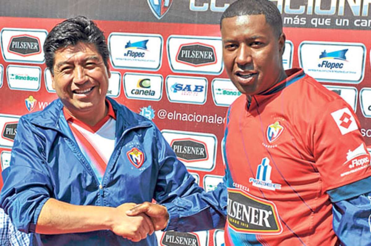 Momentos en el que Jorge Yunda (i) oficializaba la incorporaci&oacute;n de &Eacute;dison M&eacute;ndez a El Nacional. El volante de 36 a&ntilde;os no es titular en el plantel &lsquo;criollo&rsquo;. Foto: Miguel Jim&eacute;nez / El Tel&eacute;grafo