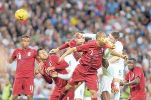 La selecci&oacute;n peruana (de rojo) jug&oacute; el viernes pasado un partido amistoso contra Inglaterra, en el estadio Wembley, en Londres. Foto: EFE.
