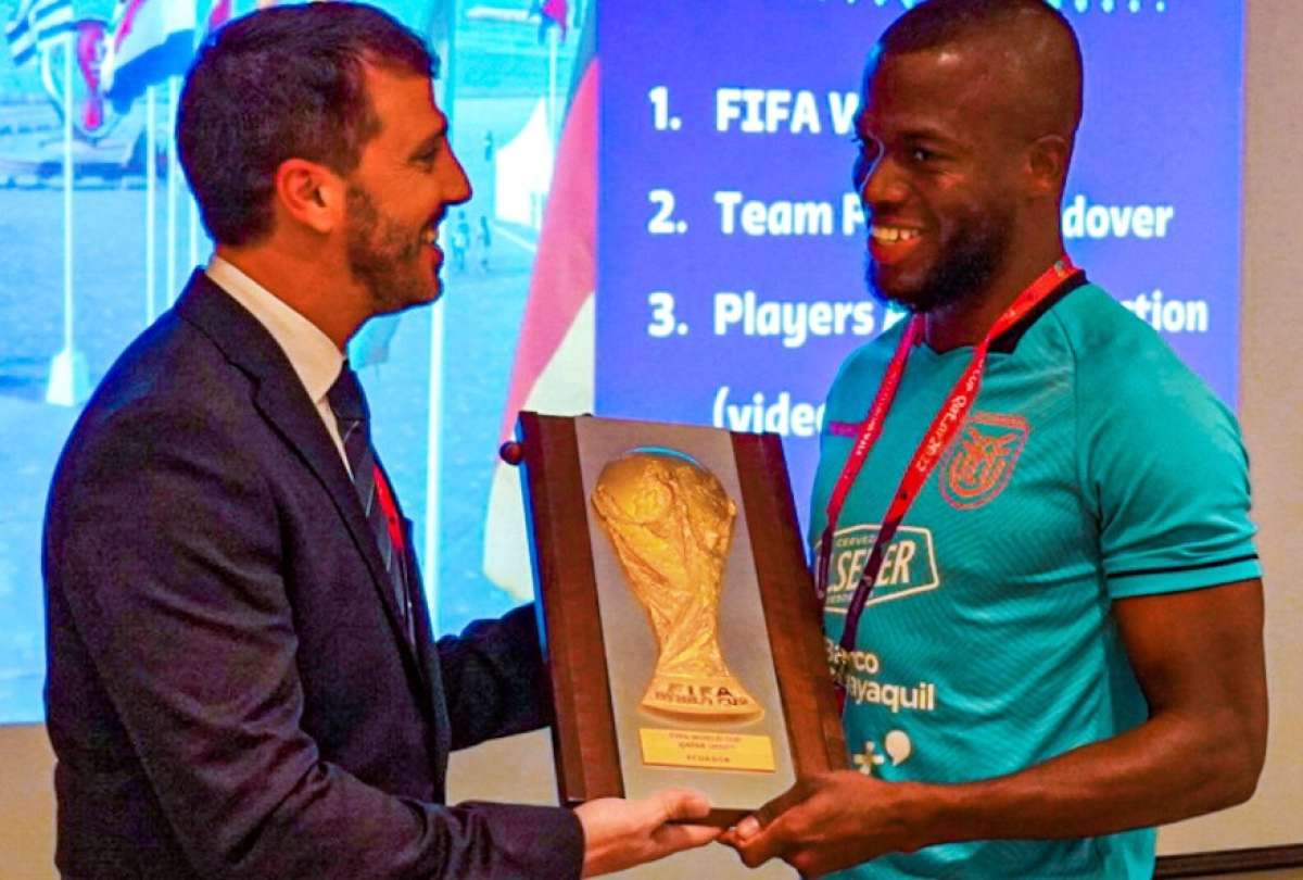 Énner Valencia (der.) recibió una placa de la FIFA por la cuarta participación de la Tri en un Mundial.