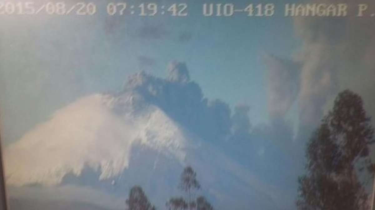 Durante las primeras horas de este jueves se observaron emisiones de gas con direcci&oacute;n al occidente del volc&aacute;n. Foto: Cortes&iacute;a del Ministerio Coordinador de Seguridad