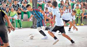 Los estudiantes de los diversos cursos del colegio Juan Montalvo demuestran sus aptitudes deportivas en sus olimpiadas. Foto: Rodolfo P&aacute;rraga / El Tel&eacute;grafo
