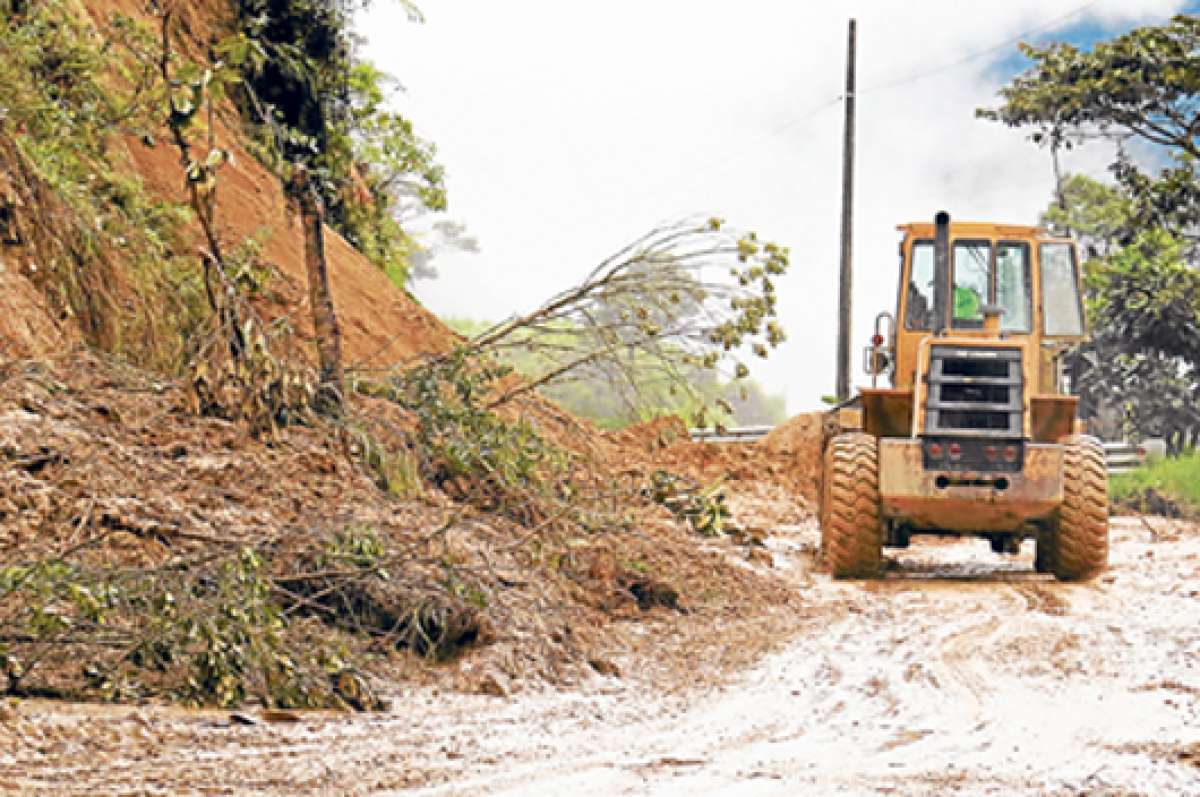 Los deslaves produjeron el cierre de la v&iacute;a en varias ocasiones, ahora se rehabilitar&aacute; la antigua carretera. Foto: Cortes&iacute;a