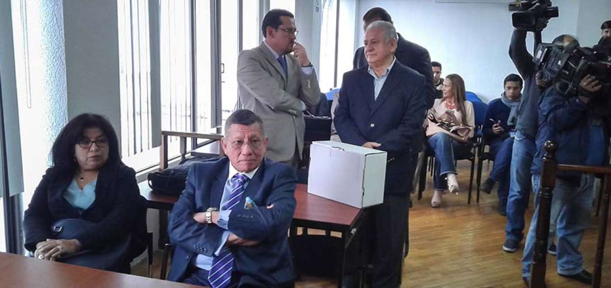 Mar&iacute;a Vel&aacute;squez y Carlos Villac&iacute;s, secretaria y presidente de la FEF, en la sala de audiencia 7. Detr&aacute;s (centro), Luis Ch.  