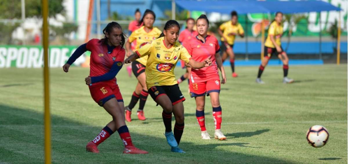 Los equipos femeninos sub-16 de Barcelona y El Nacionalse enfretaron en el Complejo Carlos P&eacute;rez