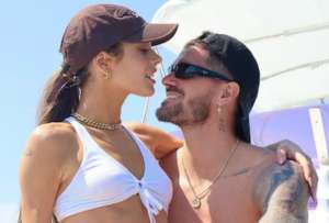  Tini y Rodrigo de Paul publicaron fotos que encendieron las alarmas en sus fans. Las imágenes en la playa un reencuentro sentimental. Además hablan de un posible anillo de compromiso.