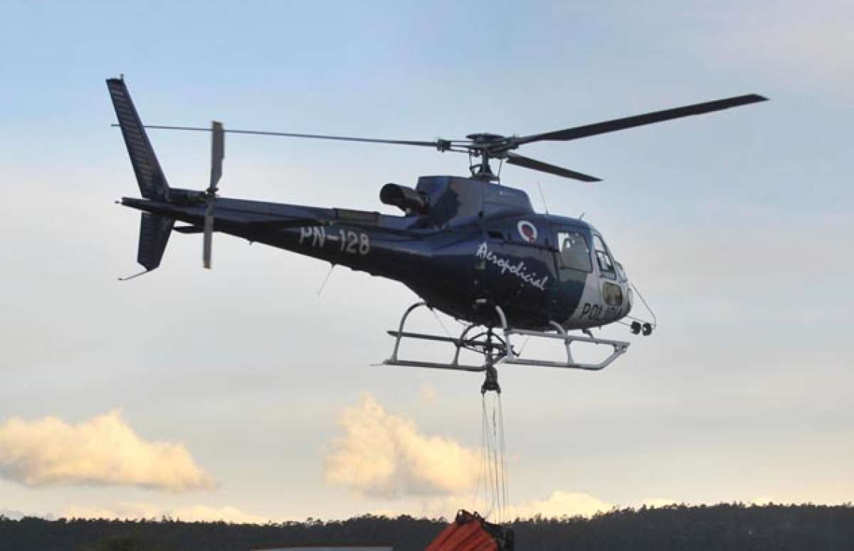 Los helic&oacute;pteros de la Polic&iacute;a colaboran en operativos, incluso en la sofocaci&oacute;n de incendios forestales. Santiago Aguirre / El Tel&eacute;grafo