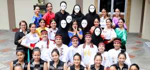 El grupo  de chicos que represent&oacute;  al Novus  es el Festival Interescolar  de Arte.