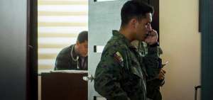 El subteniente Luis Rodr&iacute;guez habla por celular en Quito con alg&uacute;n allegado, tras su liberaci&oacute;n de la retenci&oacute;n que sufri&oacute; en Morona Santiago.