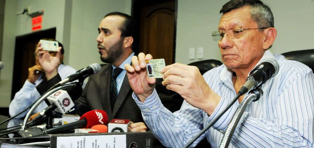 Carlos Villac&iacute;s, de la FEF y Juan P. &Aacute;lava -funcionario del Registro Civil- entregaron los documentos en 2015.