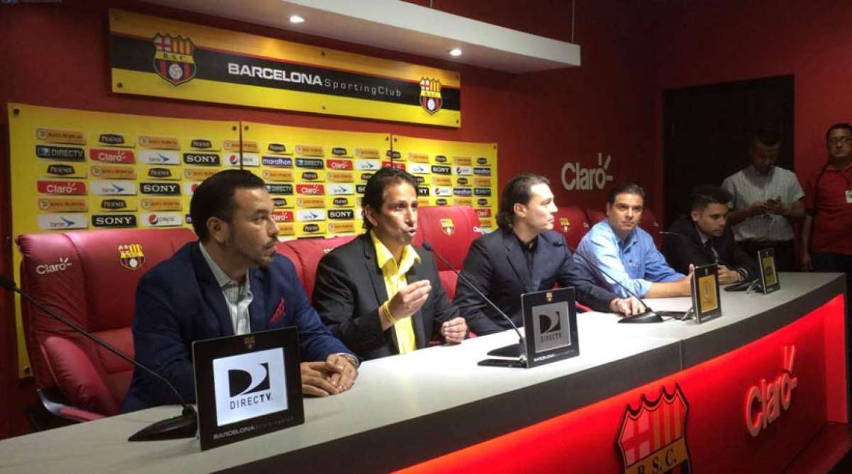 Jos&eacute; Francisco Cevallos (centro) anunci&oacute; ayer la noticia a los hinchas, en la sala de prensa del estadio Monumental. 
