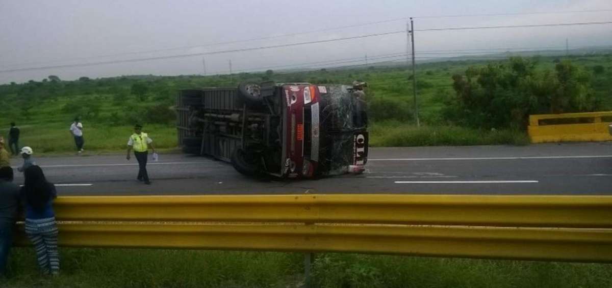 Un bus se volc&oacute; en la v&iacute;a a Santa Elena