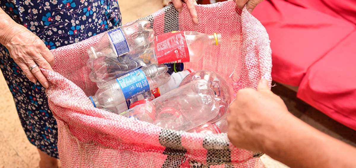 Los integrantes de una familia  acumulan botellas de todos los tama&ntilde;os en un saco. No las juntan con el resto de basura, al final del mes las llevan hasta un centro de reciclaje.