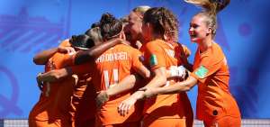 Las jugadoras holandesas celebran la clasificaci&oacute;n entre las cuatro mejores del Campeonato Mundial Francia 2019, que finalizar&aacute; el pr&oacute;ximo 7 de julio.