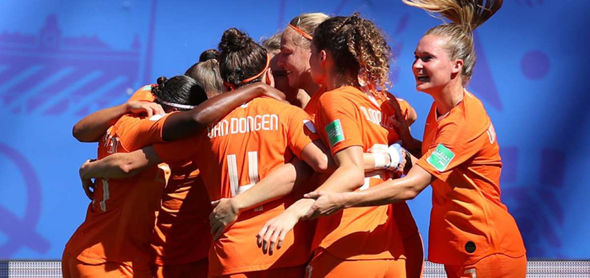 Las jugadoras holandesas celebran la clasificaci&oacute;n entre las cuatro mejores del Campeonato Mundial Francia 2019, que finalizar&aacute; el pr&oacute;ximo 7 de julio.