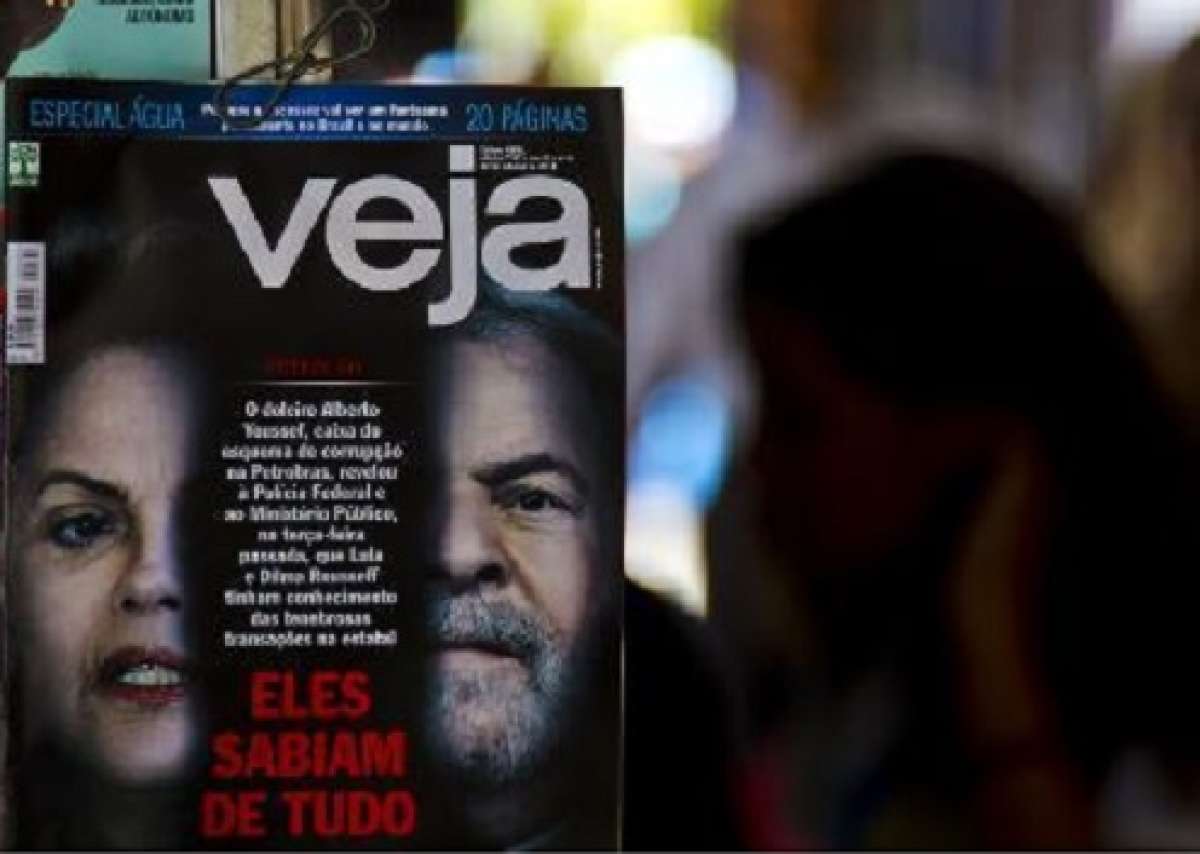 Portadas de la revista brasile&ntilde;a semanal Veja, en un quiosco en Rio de Janeiro. Foto: AFP