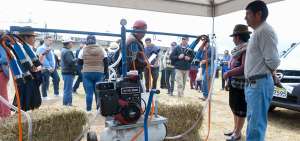Durante los anuncios que hizo el Mandatario en Machachi, se present&oacute; la tecnolog&iacute;a que se utiliza para extraer la leche de vaca.   