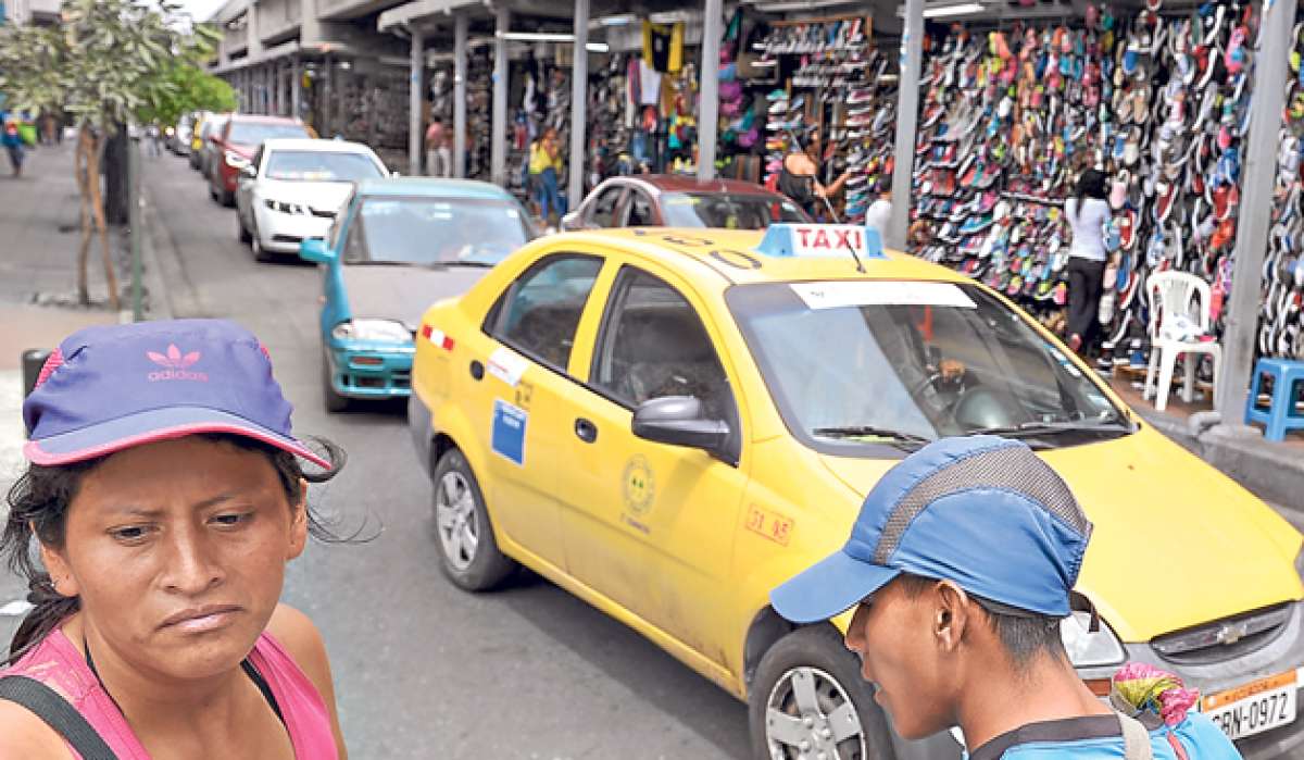 Los conductores mostraron su malestar por la falta de coordinaci&oacute;n entre los agentes de tr&aacute;nsito y los sem&aacute;foros ubicados en las calles. Foto: Karly Torres / El Tel&eacute;grafo