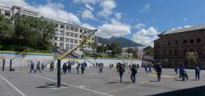 En el Colegio Nacional Mej&iacute;a todas sus autoridades (rector, dos vicerrectores y un inspector general) son encargadas. En ese establecimiento educativo se forman  5.000 estudiantes.