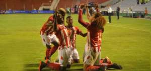 Celebraci&oacute;n de los jugadores de T&eacute;cnico Universitario en el duelo contra Liga de Portoviejo